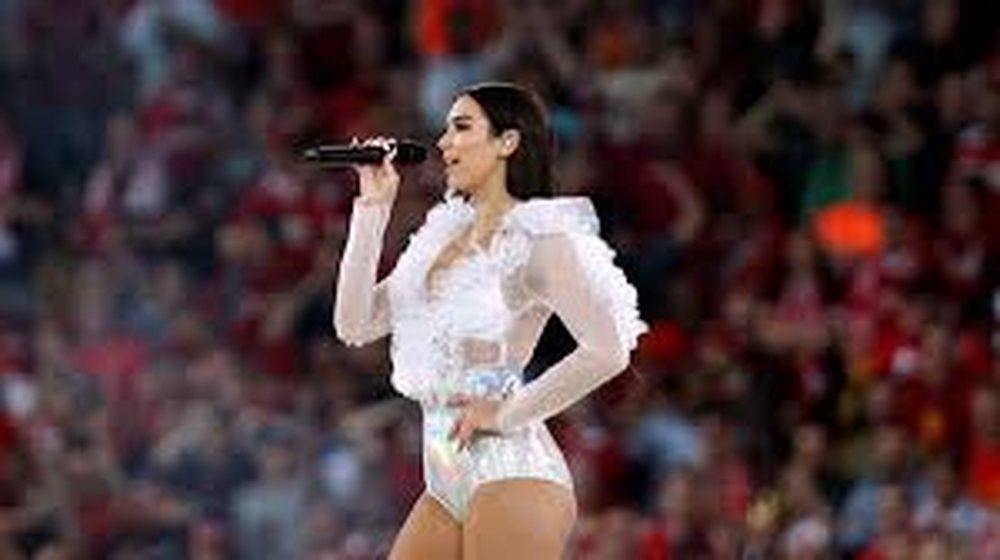 Dua Lipa ndryshon lookun n&euml; klipin e rradh&euml;s (FOTO)