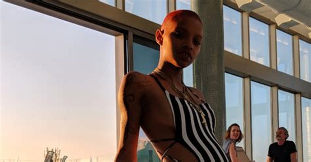 Sfiloi shtatz&euml;n&euml; p&euml;r Rihann&euml;n, modelja tregon trupin pas