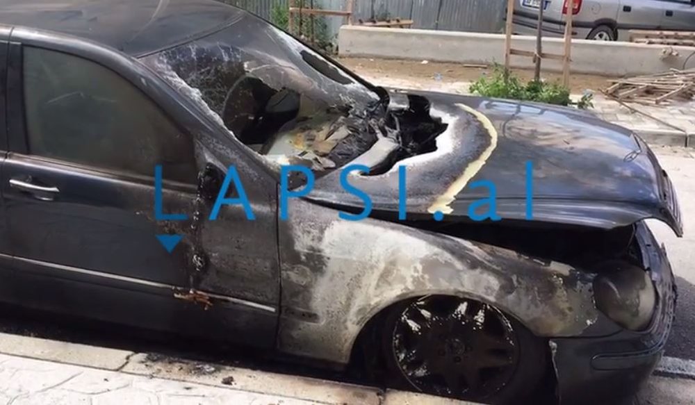 (VIDEO) Shp&euml;rthejn&euml; n&euml; flak&euml; dy makina n&euml; Vlor&euml;,