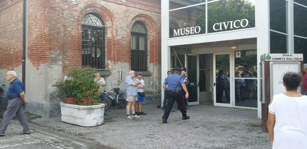 Itali, gruaja futet n&euml; muze dhe q&euml;llon 4 persona me thik&euml;,