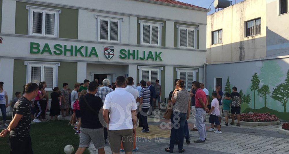 Prind&euml;rit e f&euml;mij&euml;ve ngrihen n&euml; protesta, mbyllen dyert e