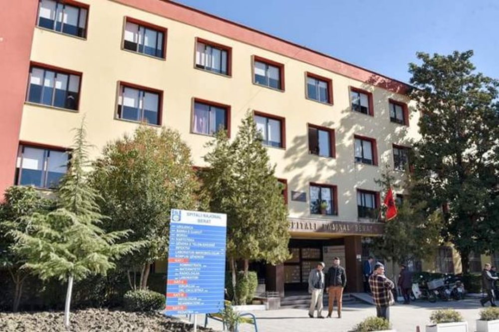 Ndalohet nga policia ish-drejtori dhe juristi i spitalit t&euml; Beratit