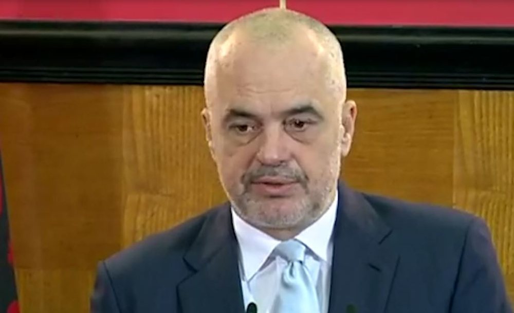 "Vulgariteti i ngritur n&euml; piedestal", Rama komenton