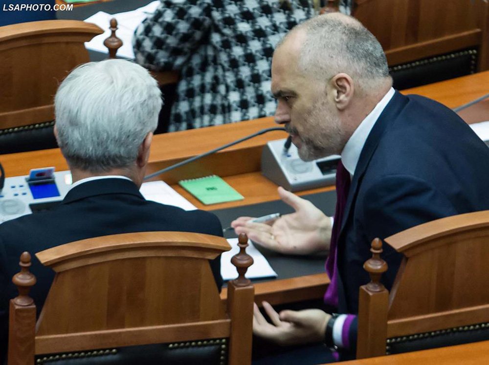Si e p&euml;rcolli Rama me nj&euml; "cic&euml;rim&euml;" Fatmir