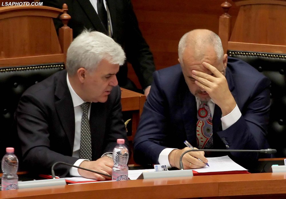 &ldquo;Lapsuset&rdquo; e dor&euml;heqjes s&euml; Xhaf&euml;s/ &Ccedil;far&euml;
