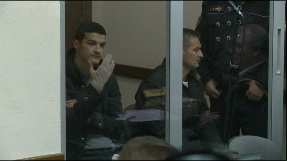 Akuza se plagosi policen/ 18-vje&ccedil;ari tregon dor&euml;n n&euml; gjyq: U