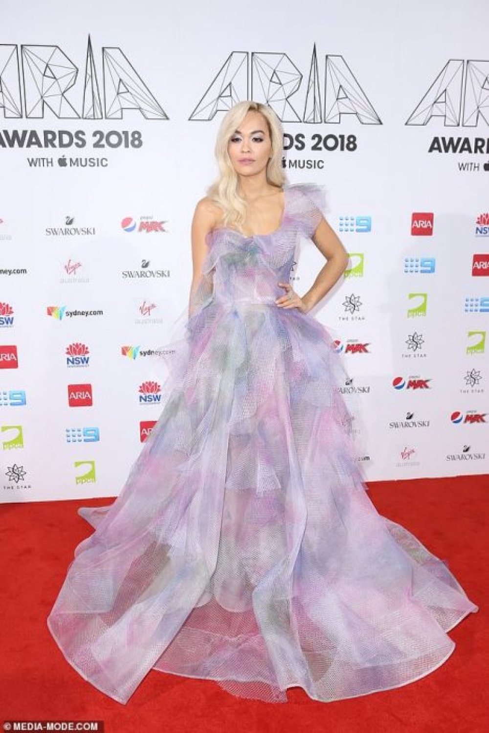 Rita Ora shk&euml;lqen n&euml; ARIA Awards (Foto)