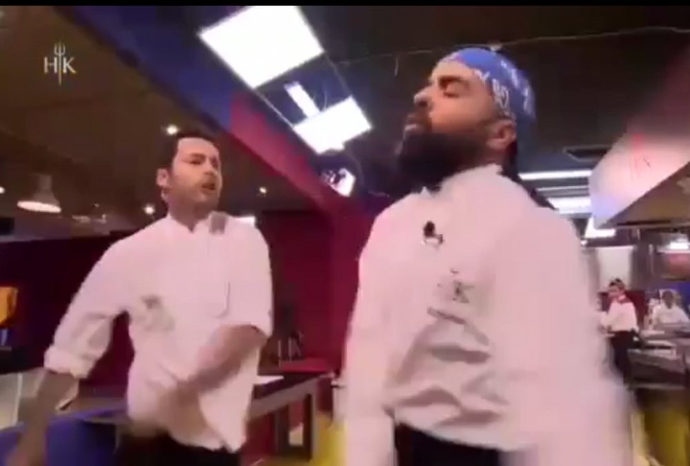 VIDEO/ Shef Renato Mekolli p&euml;rplaset fizikisht me konkurrentin