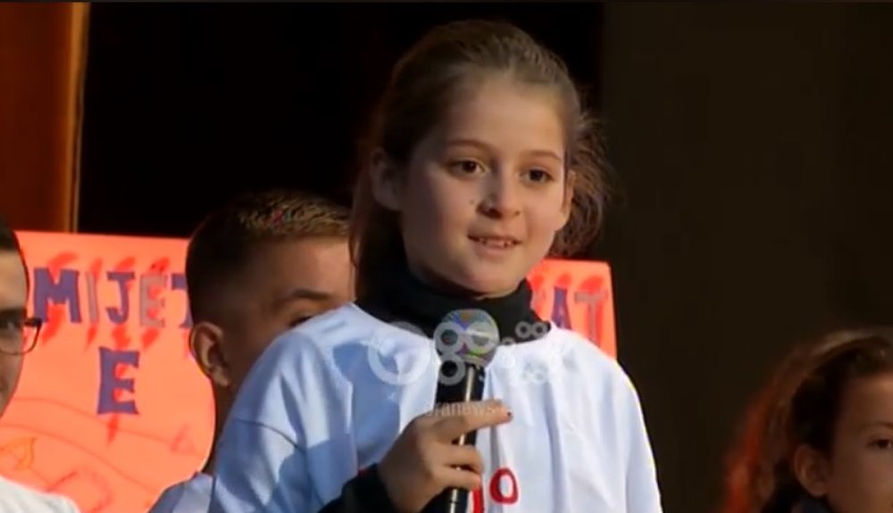 VIDEO/ Vajza e vog&euml;l k&euml;rkon pun&euml; p&euml;r t&euml; atin, kryetari