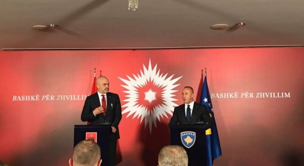 Rama p&euml;rplaset n&euml; Pej&euml; me gazetar&euml;t e Kosov&euml;s: Edhe ju
