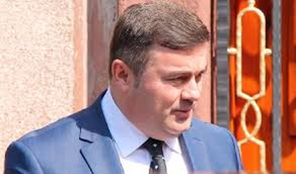 Ilir Meta vijon loj&euml;n e shahut. Em&euml;ron Bendon n&euml; krye t&euml;