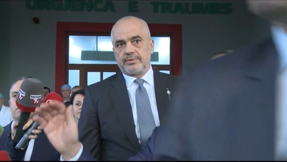Video hit/ Si e tromaks&euml;n Ram&euml;n protestuesit q&euml; e q&euml;lluan me