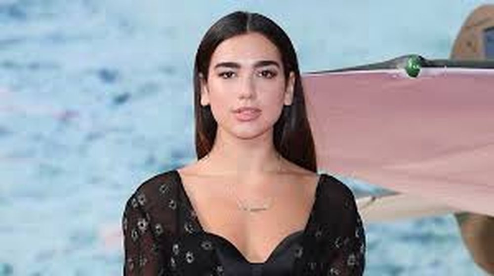 Dua Lipa refuzon propozimin p&euml;r martes&euml; n&euml; tapet t&euml; kuq
