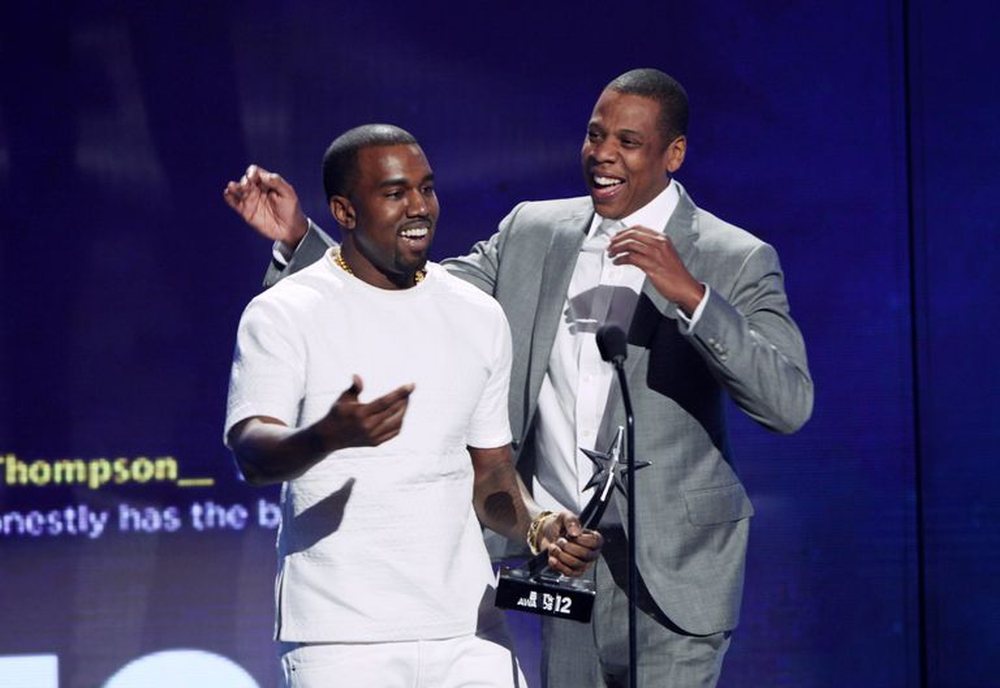Kanye i k&euml;rkon falje publike Jay Z pas komentit p&euml;r f&euml;mij&euml;t