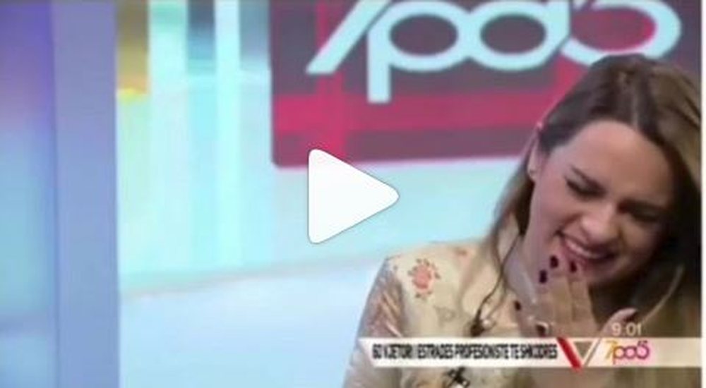Moderatorja ia plas t&euml; qeshur&euml;s live n&euml; emision (VIDEO)