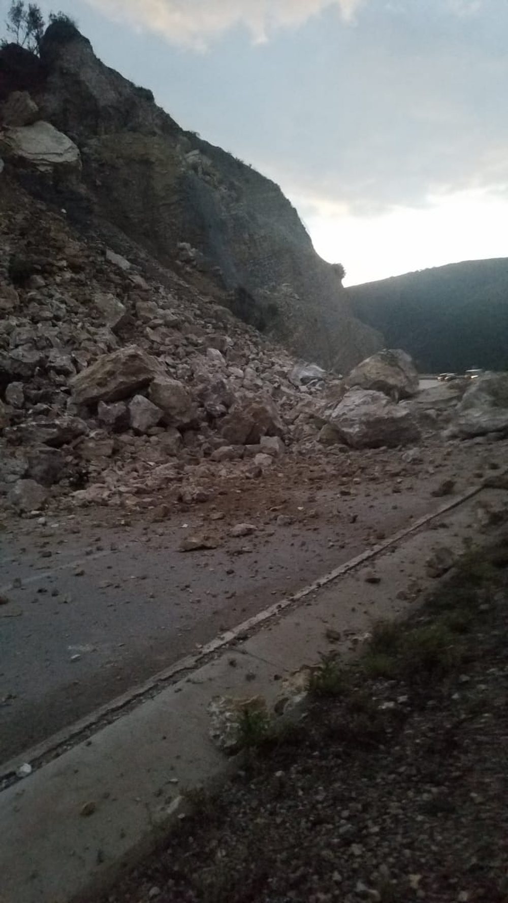 Rr&euml;shqitje gur&euml;sh, bllokohet rruga Levan-Tepelen&euml;