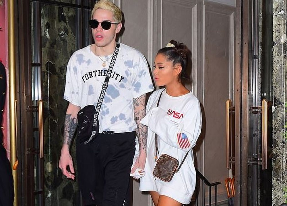 Ariana Grande harron ishat, shfaqet me unaz&euml; n&euml; gisht