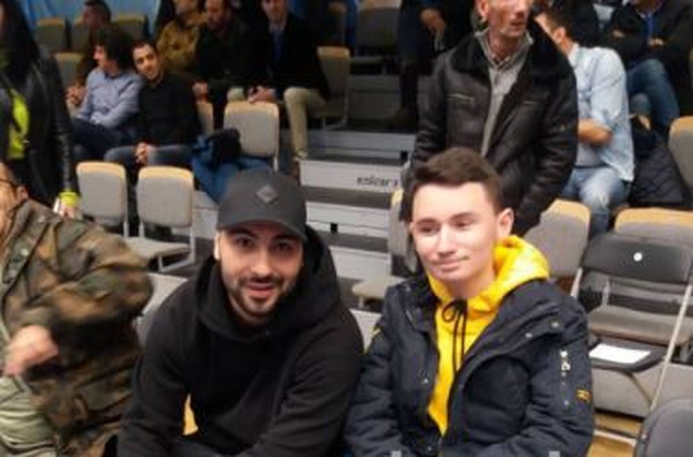 Ledri suprizon fansin me k&euml;t&euml; veprim (FOTO)