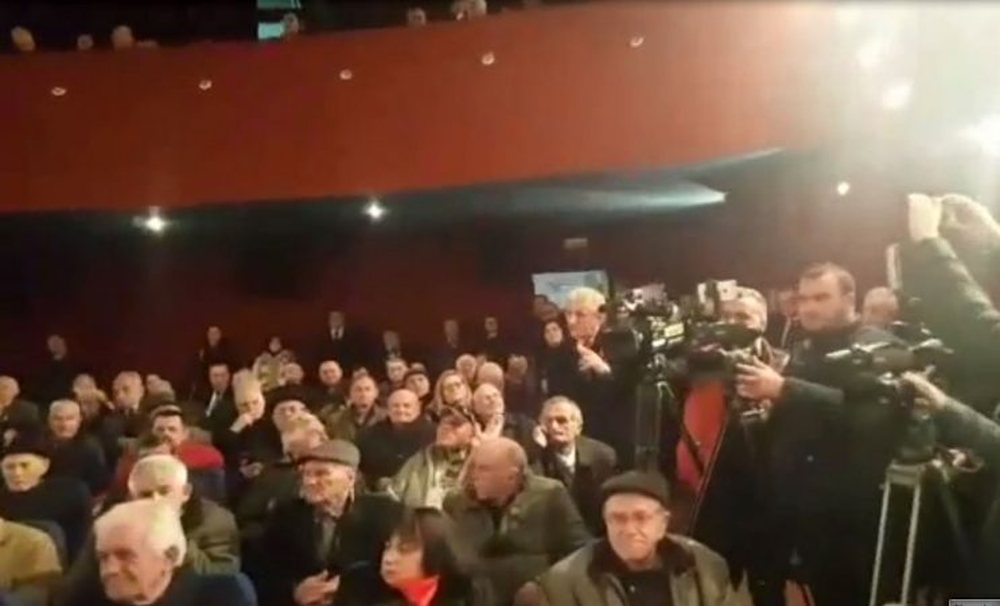 VIDEO/ Incident n&euml; takimin e veteran&euml;ve t&euml; luft&euml;s n&euml;