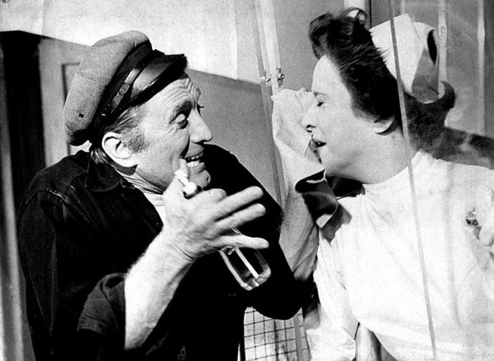Kirk Douglas mbush sot plot 102-vje&ccedil;