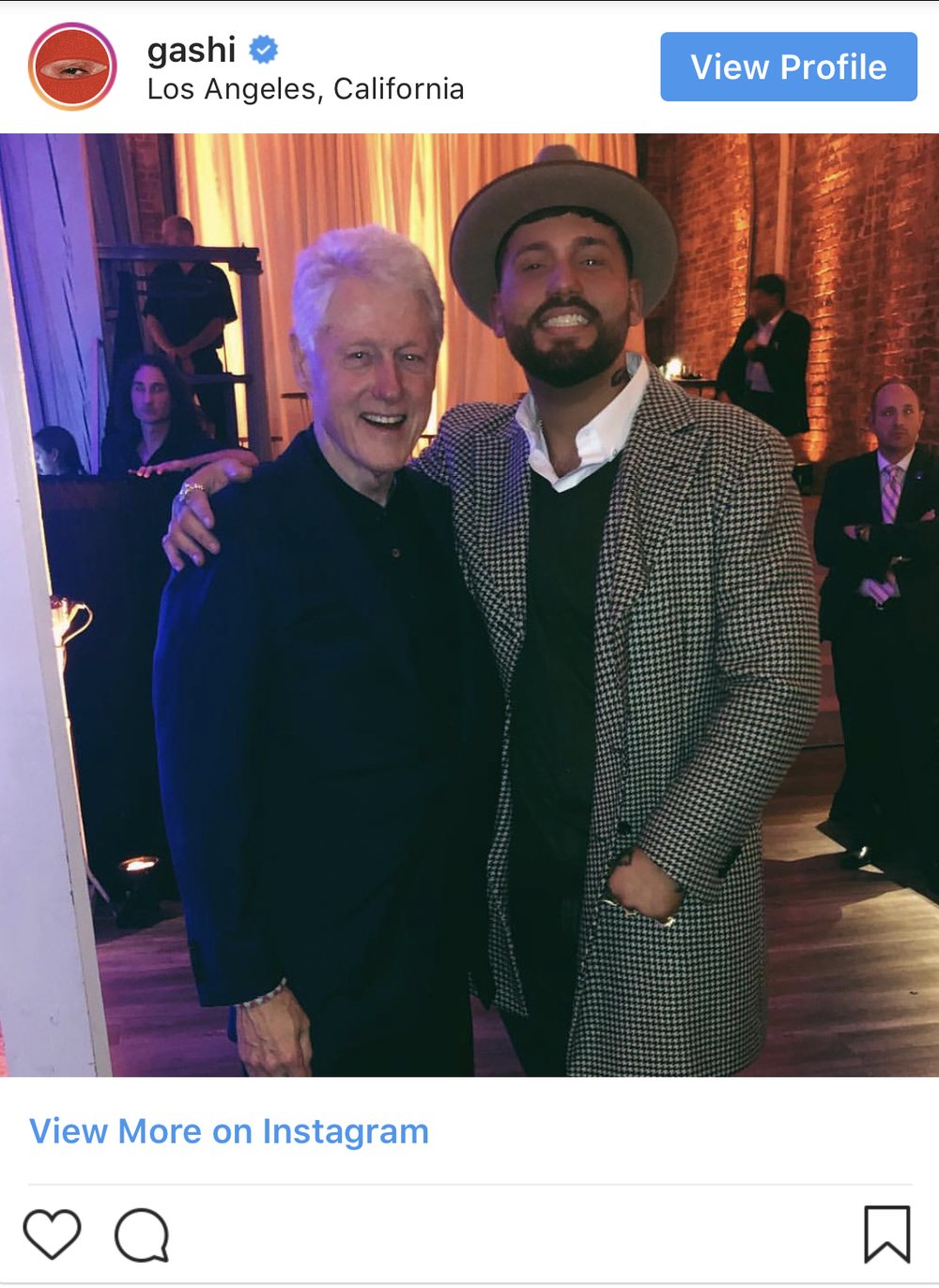 Bill Clinton n&euml; promovimin e albumit t&euml; k&euml;ng&euml;tarit shqiptar