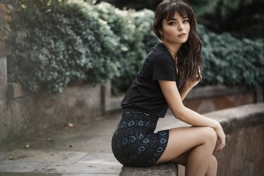 Ayla Turan shpjegon skenat erotike me Cagatay Ulusoy