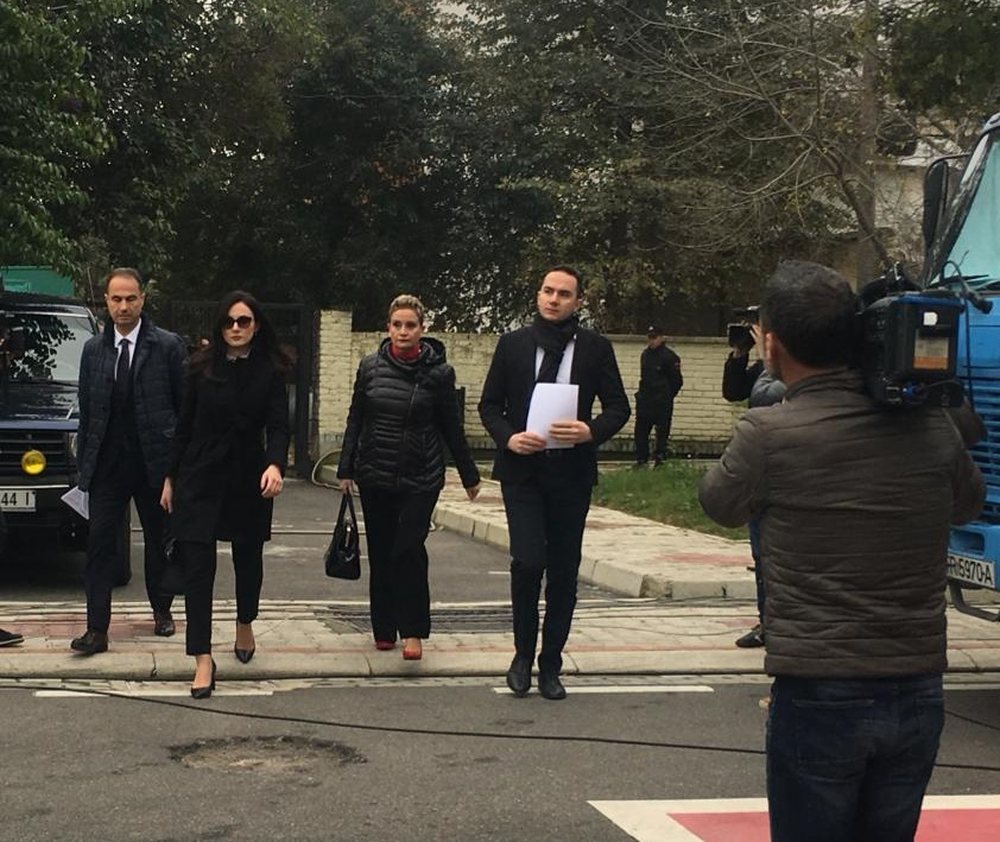 FOTO/ Opozita thyen bojkotin d&euml;rgon deputet&euml; n&euml; parlament