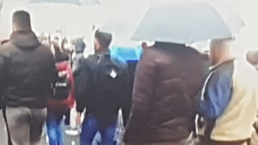 Student&euml;t ndahen ne 3 grupe. Bllokojn&euml; tre rrug&euml;
