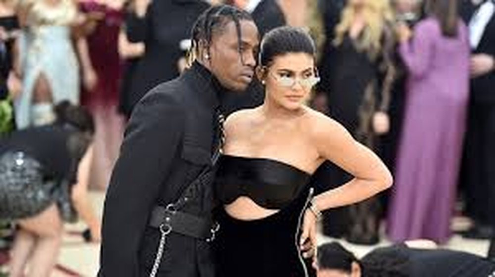 Kylie reagon p&euml;r tradh&euml;tin&euml; e Travis Scott,'Po m&euml;
