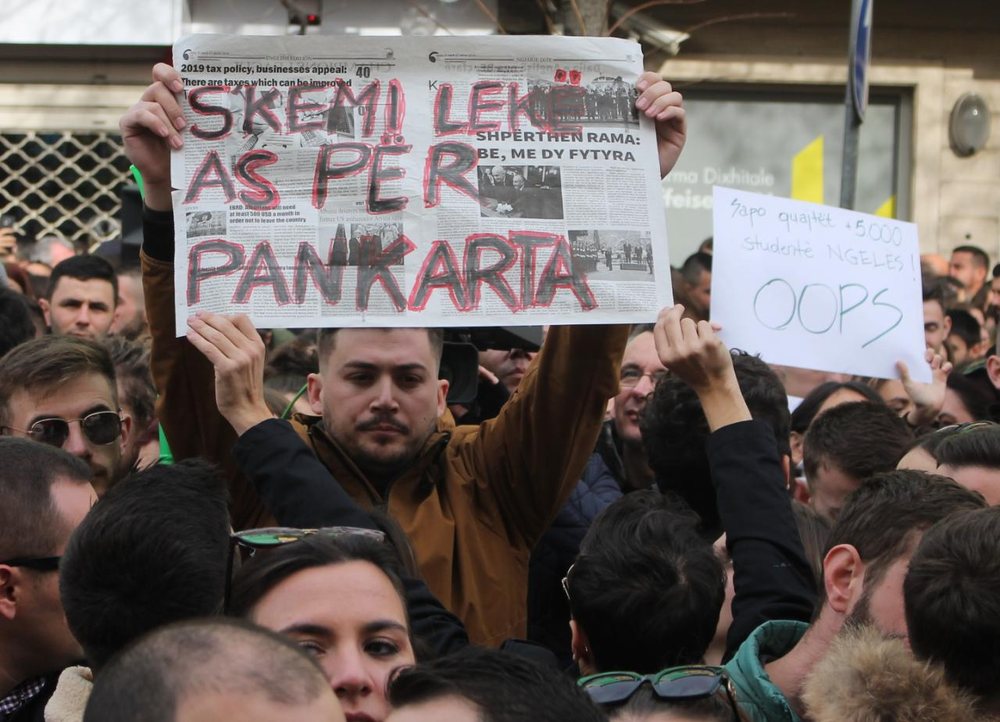 "P&euml;rpar&euml;set e bardha" ironizojn&euml; kryeministrin: