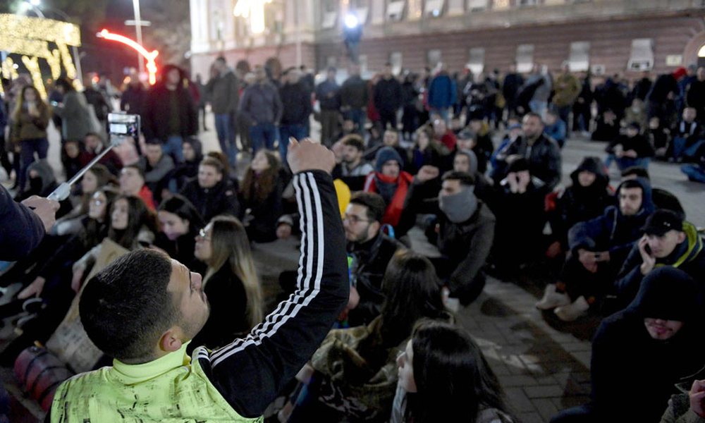 Student&euml;t, thirrje p&euml;r shkarkimin e dekanit t&euml; fakultetit