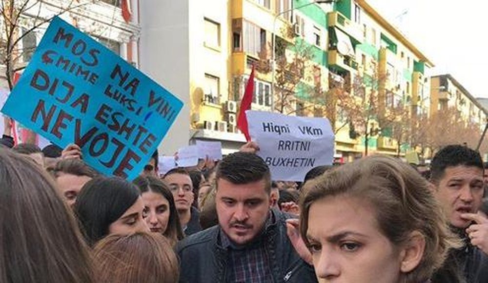 Reagon kryetari i student&euml;ve n&euml; UT: Qeveria g&euml;njeu p&euml;r