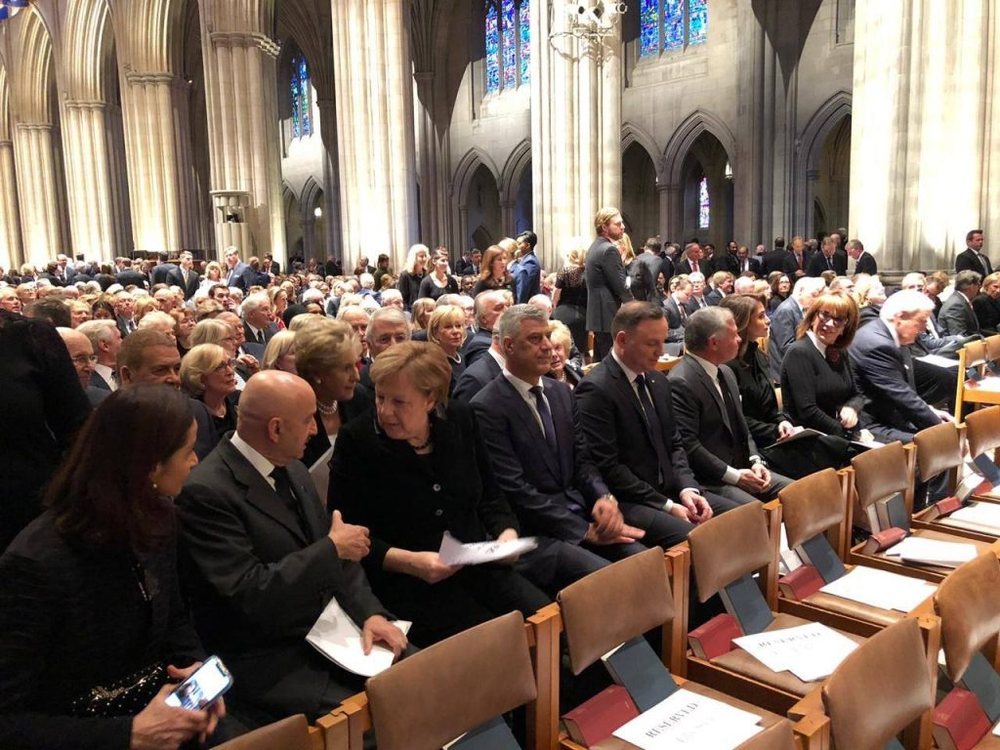 Varrimi i presidentit Bush, Merkel e Tha&ccedil;i pran&euml; nj&euml;ri-tjetrit,