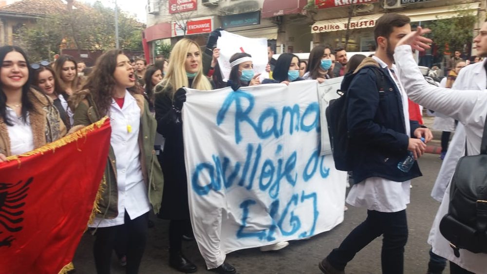 Shigjeta po kthehet nga Rama. Shikoni si tallen student&euml;t me t&euml; (foto)