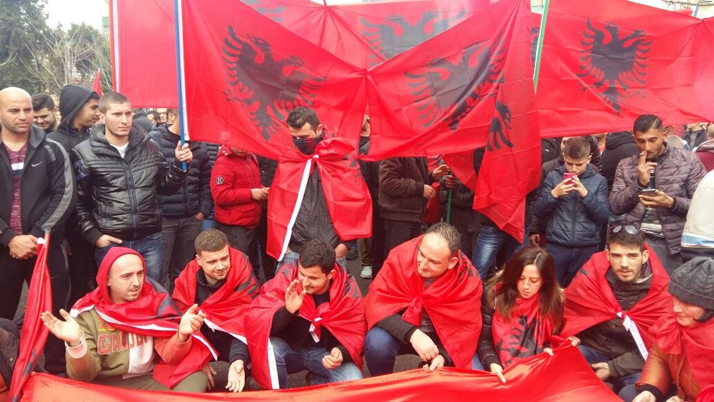 Nes&euml;r tubim para konsullat&euml;s greke n&euml; Gjirokast&euml;r. N&euml;