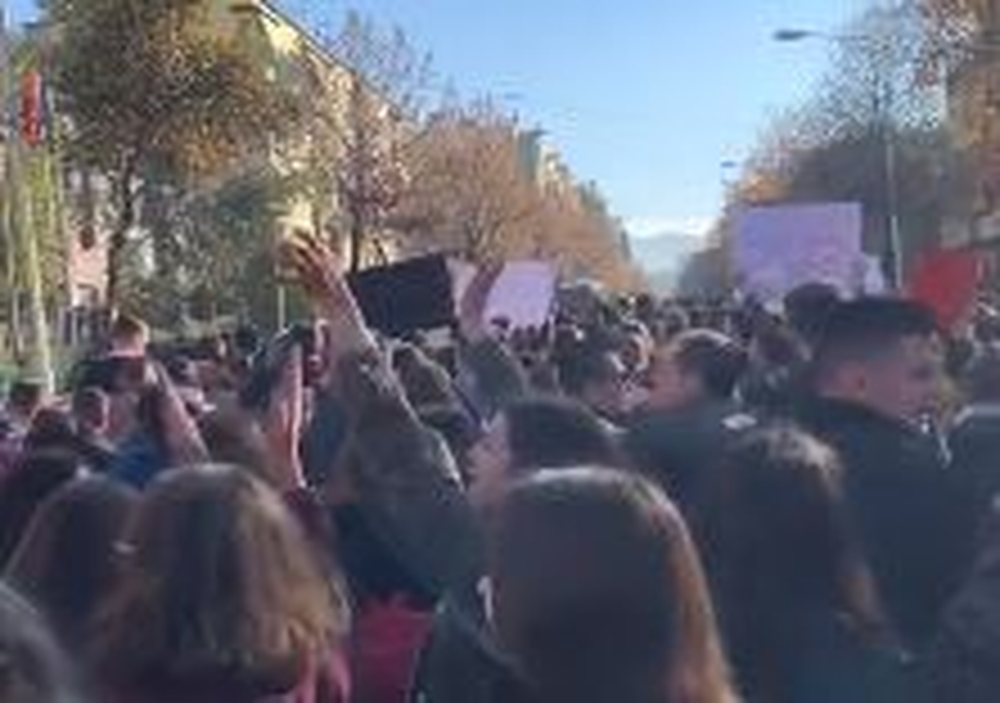 Student&euml;t protestojn&euml; tek MAS, bllokojn&euml; rrug&euml;n e