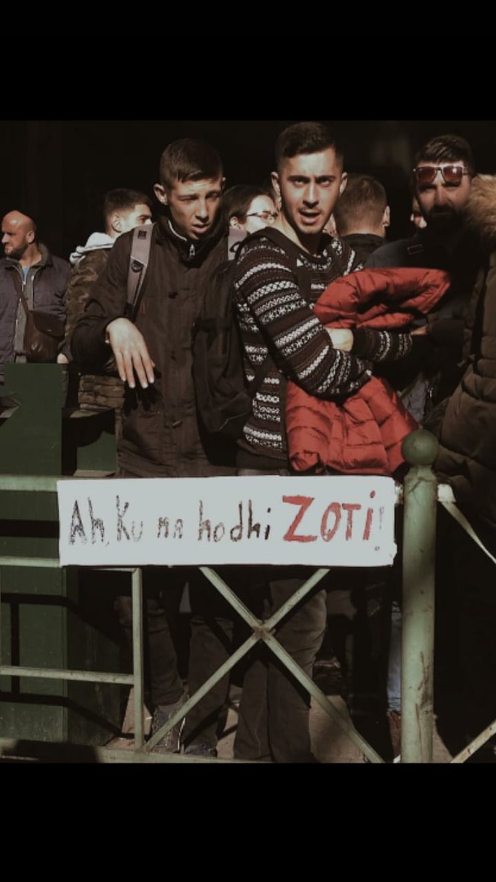 Student&euml;t huazojn&euml; titullin e k&euml;ng&euml;s s&euml; Robert Aliajt: