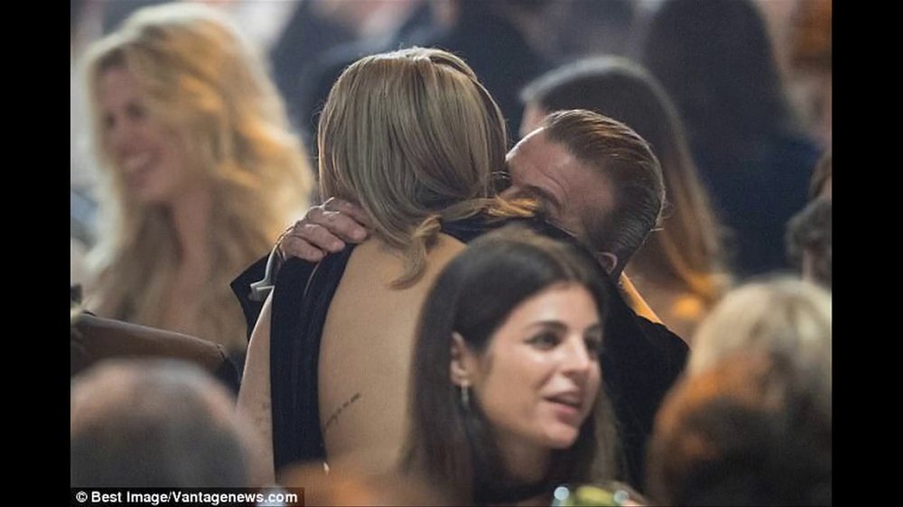Rita Ora shkakton trazira n&euml; lidhjen e  &ccedil;iftit Beckham (FOTO)