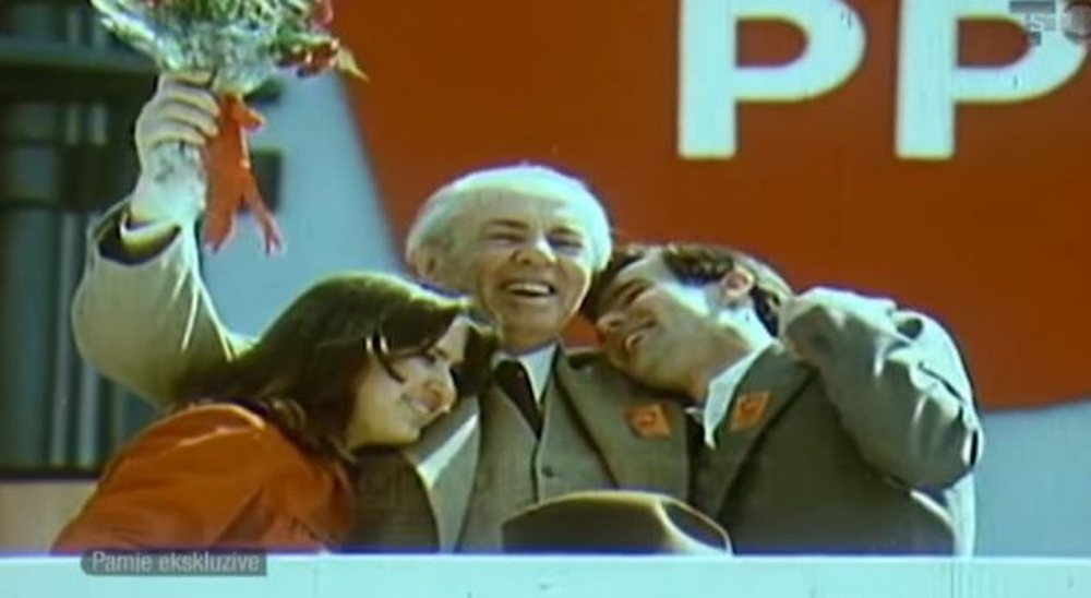 Dalin pamje t&euml; reja/ Fatmir Xhafaj n&euml; krah&euml;t e Enver Hoxh&euml;s