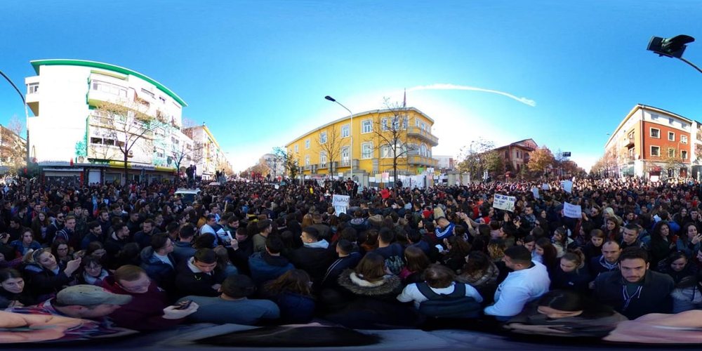 (VIDEO) Shikoni protest&euml;n e student&euml;ve n&euml; gjith&euml;