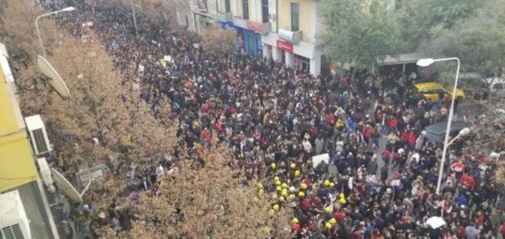 (VIDEO) Dhjet&euml;ra mij&euml;ra student&euml; e nx&euml;n&euml;s ngrihen