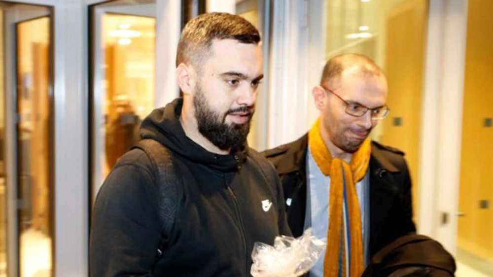 N&euml; Franc&euml; i hedhin 'benzin&euml;' zjarrit, arrestohet kreu i