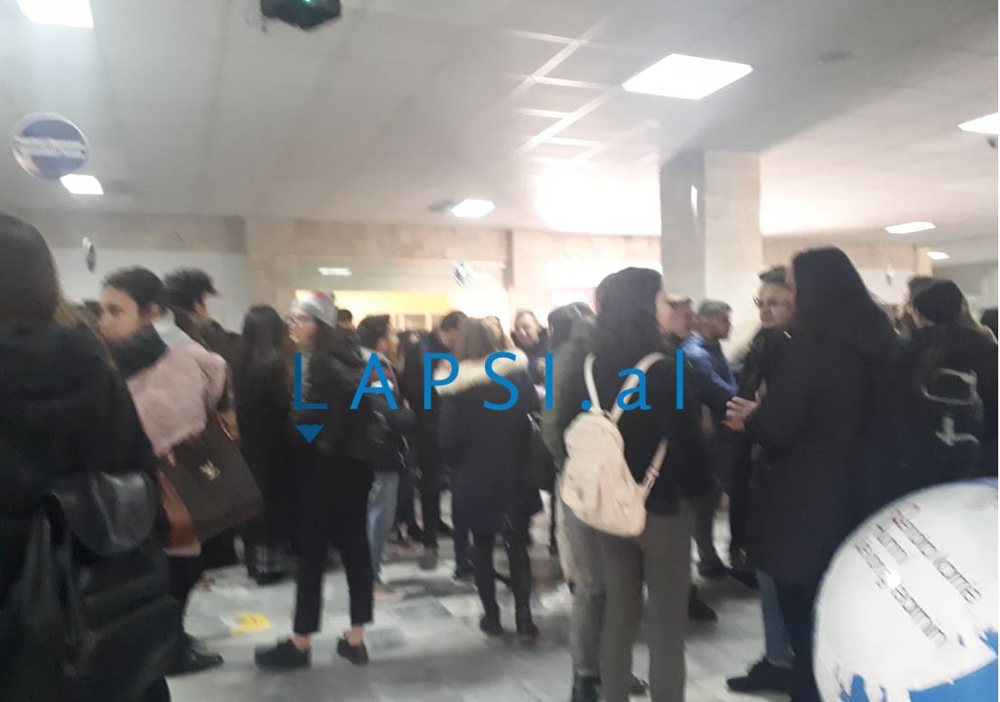 (FOTO) Vazhdon bojkoti tek Ekonomiku, student&euml;t mblidhen brenda Fakultetit