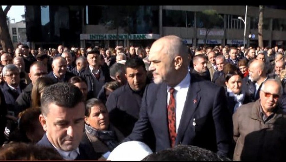 Thirrje kund&euml;r Ram&euml;s gjat&euml; homazheve t&euml; viktimave t&euml; 21
