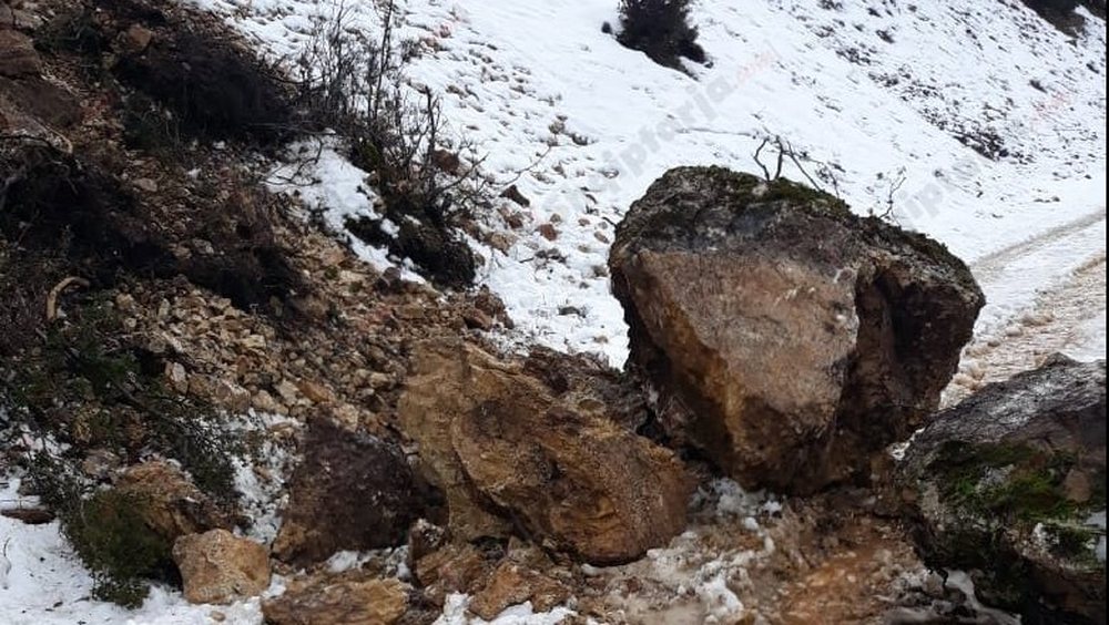 Rr&euml;shqitje gur&euml;sh, bllokohet rruga Tepelen&euml;-Nivic&euml;