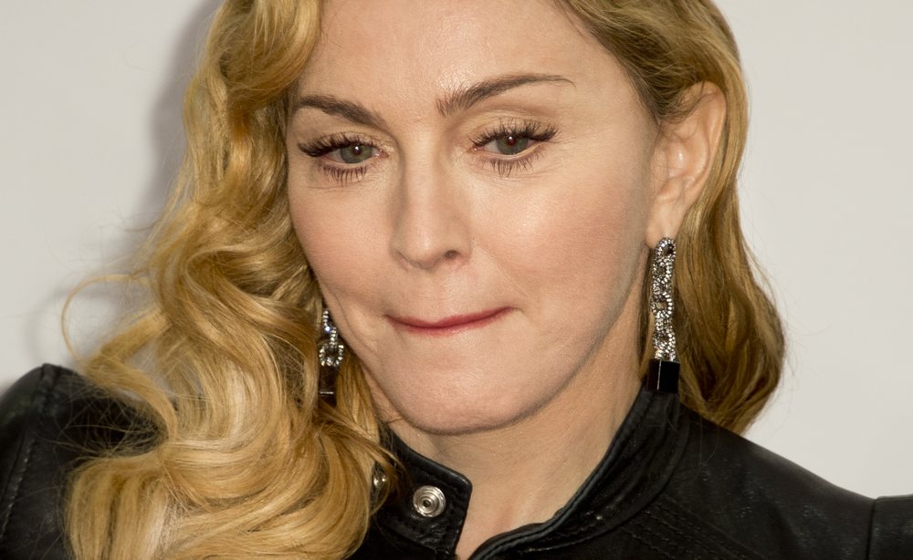 Brenda 24 or&euml;ve Madonna humb 3 persona nga Coronavirus