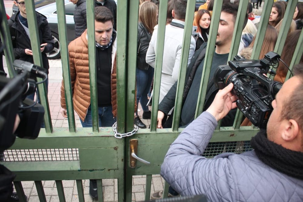 Student&euml;t bojkotues mbyllin me zinxhir&euml; gjimnazin &lsquo;Petro Nini