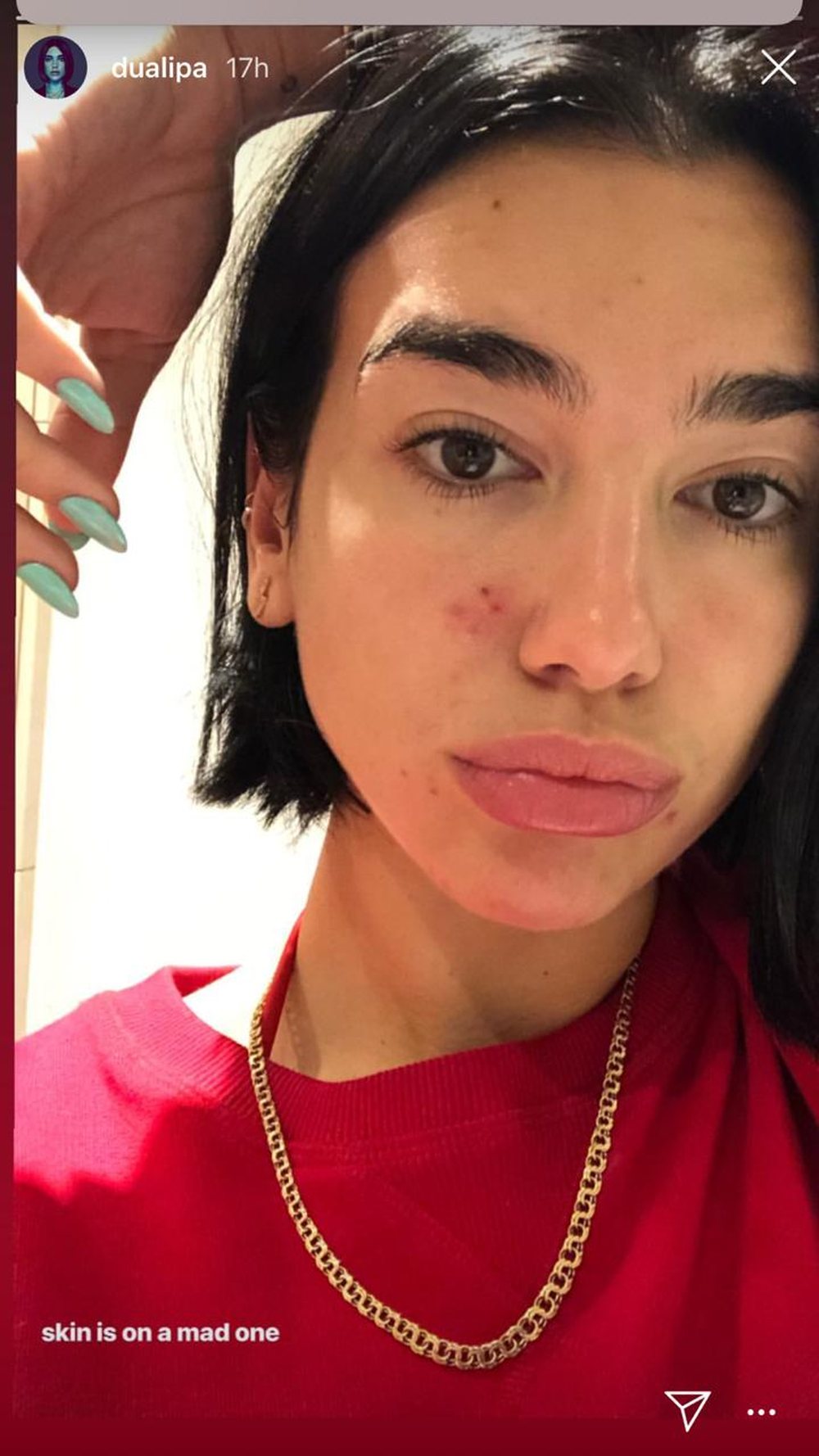 Dua Lipa poston foto pa make-up, si duket ylli bot&euml;ror