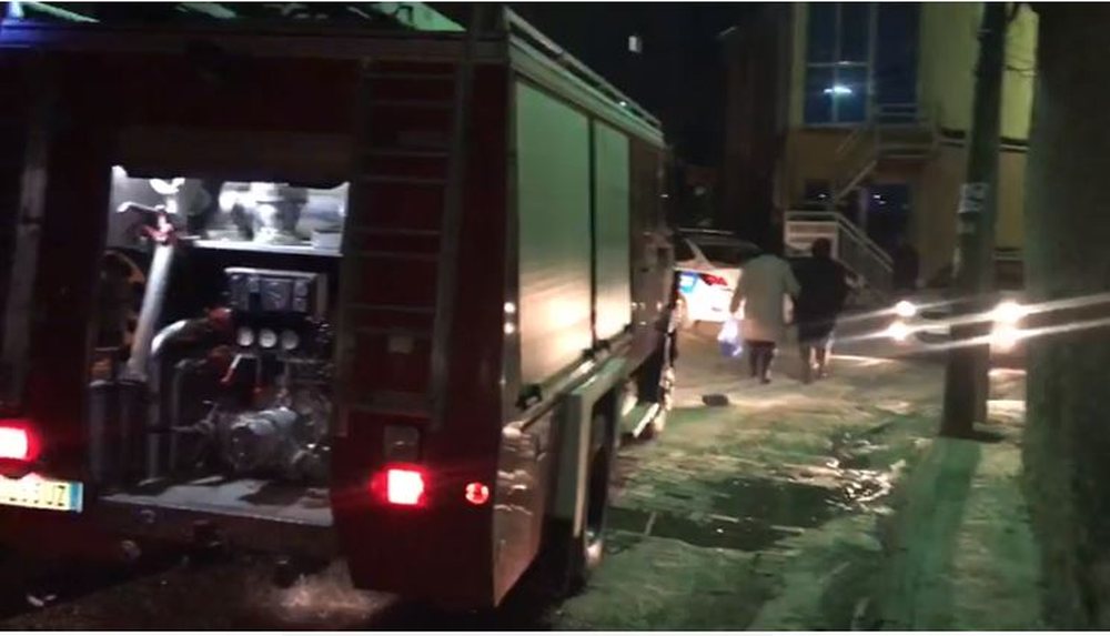 Zjarr n&euml; garazhin e nj&euml; sht&euml;pie n&euml; Elbasan (VIDEO)