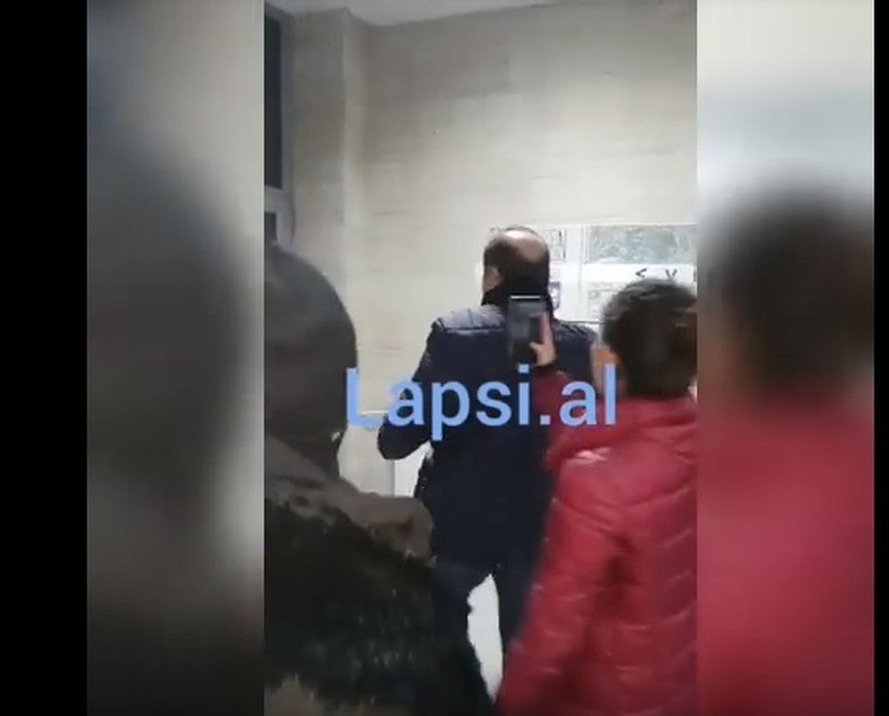 Student&euml;t p&euml;rplasen me rojet private t&euml; fakultetit (VIDEO)